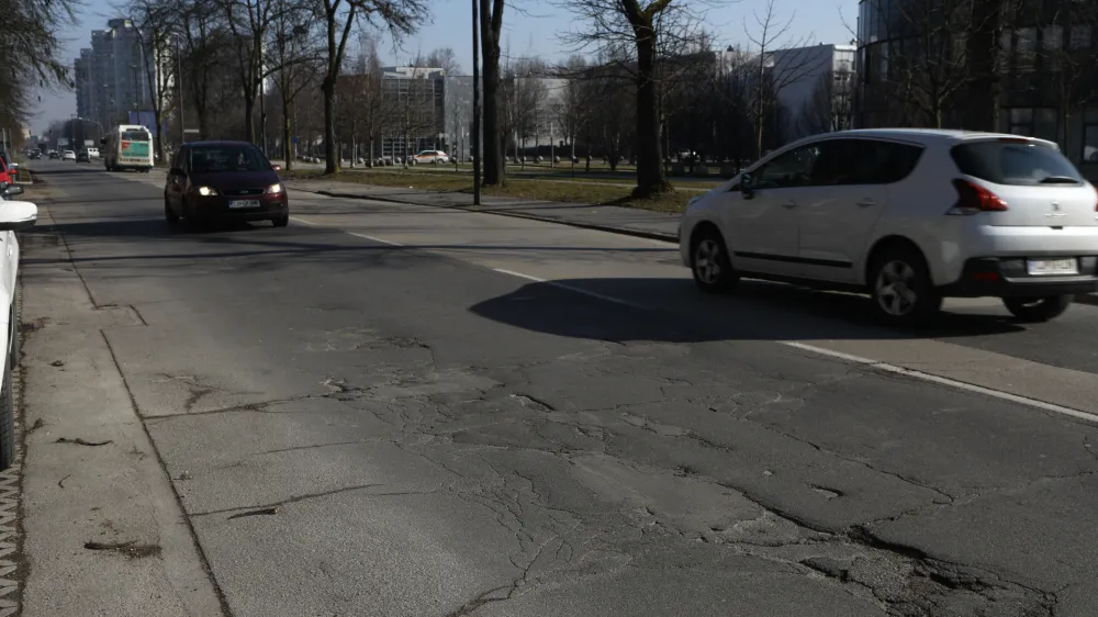 - po&scaron;kodovano vozi&scaron;če - 30.01.2020 &ndash; Linhartova cesta &ndash; ulica v Ljubljani - po&scaron;kodbe na asfaltu &ndash;  //FOTO: Luka Cjuha.