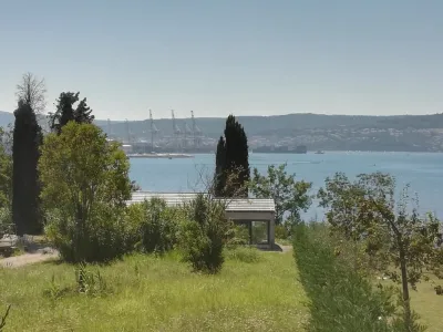 Igor Velov je dobil od koprske upravne enote gradbeno dovoljenje za hi&scaron;o, ki jo je postavil v Ankaranu. Foto: Eva Branc