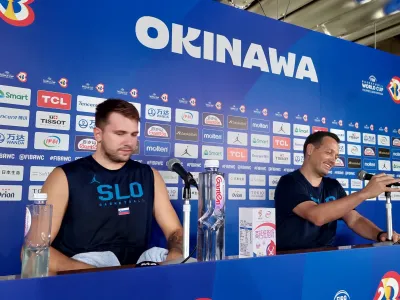 Pravic za prenose tekem ni uspelo pridobiti RTVS, ki bi ogled omogočila vsem državljanom. Pridobila jih je družba United Group oziroma njen telekomunikacijski operater Telemach, a njihovi programi dosegajo le slabo tretjino slovenskih gospodinjstev.