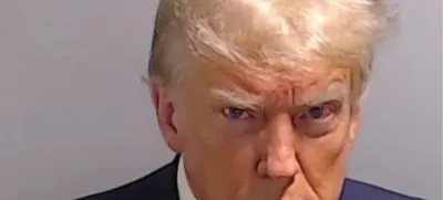 Zaporniška fotografija nekdanjega predsednika Trumpa, ki se je že znašla na komercialnih izdelkih.