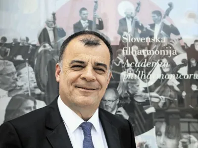 Direktor in umetni&scaron;ki vodja Slovenske filharmonije Matej &Scaron;arc: Slovenska filharmonija je zavezana k posredovanju najvi&scaron;je glasbene umetnosti. Ustvarja varno okolje zvočnega sveta, v katerem se med seboj dopolnjujejo ubranost, lepota, sočutje, vedrina in pogum. V tak&scaron;nem zvočnem svetu na srečo ni prostora za sebičnost, nasilje in trpljenje. Vendarle koncertov ne gre enačiti z begom pred resničnostjo. Glasbena umetnost ni samo raj, pač pa tudi ogledalo in moralni korektiv družbe, ki vedno znova zaide na stranpota. Tudi v tak&scaron;nih primerih nam umetnost stoji ob strani. Omogoči nam samoizpra&scaron;evanje in premislek ter nam pomaga sprejemati odločitve, ki vodijo do prevlade dobrega nad zlim. Za slednje je sicer potrebna vera v dobro, ki jo umetnostna glasba v nas krepi. F Luka Cjuha