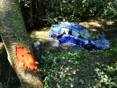 Mo&scaron;ki je povzročil nesrečo, z avtom pristal v potoku, nato pa s kraja pobegnil. 