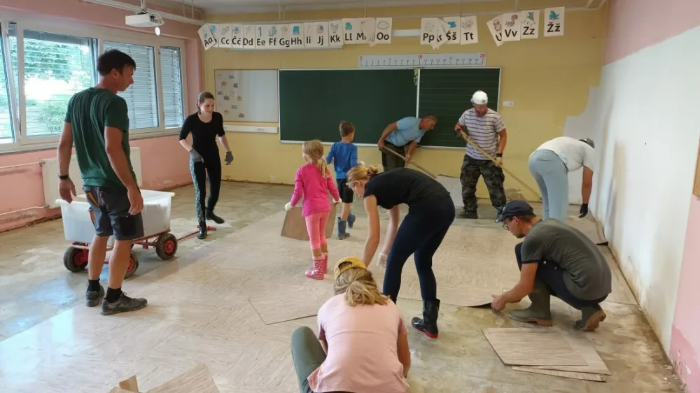 Poplavljena &scaron;ola v Mostah pri Komendi