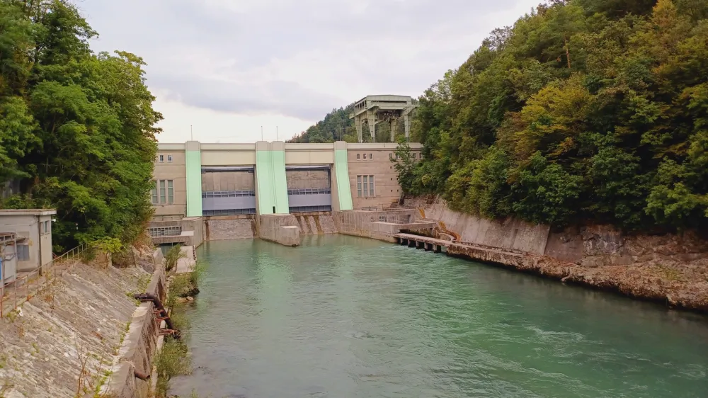 Podpisniki javnega poziva opozarjajo na nerazumno omejitev nižanja akumulacij, tudi v medvo&scaron;ki hidroelektrarni. F Tina Jereb