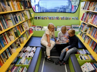 Novi avtobus ima oblazinjeno sedi&scaron;če, kar omogoča udobno in spro&scaron;čeno branje in poslu&scaron;anja pravljic, kadar bibliobus obi&scaron;če vrtec.&nbsp;
