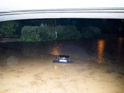 - 28.08.2023 &ndash; Poplavljen podvoz in avto na Celov&scaron;ki cesti.//FOTO: Nik Erik Neubauer