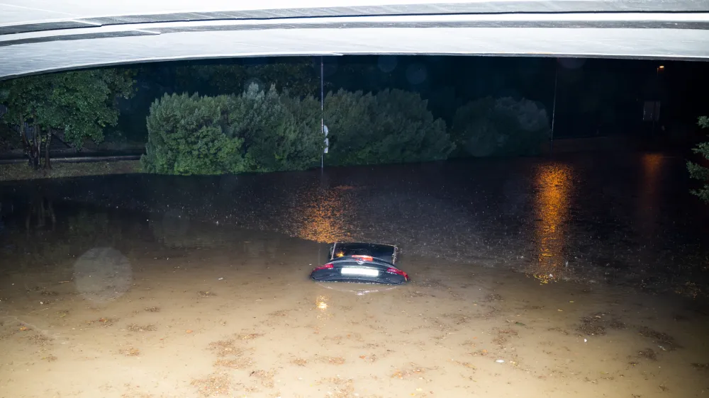- 28.08.2023 &ndash; Poplavljen podvoz in avto na Celov&scaron;ki cesti.//FOTO: Nik Erik Neubauer