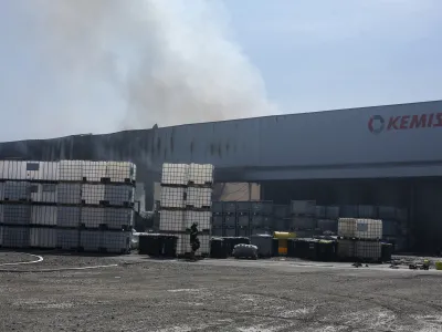 Eden od možnih novih lastnikov Kemisa naj bi bilo hrva&scaron;ko podjetje Kufner Grupa, katerega hčerinsko podjetje Kumal S se ukvarja z proizvodnjo izolacijskih izdelkov iz ekspandiranega polistirena za gradbeni&scaron;tvo, obče poznanega kot stiropor. Na fotografiji požar v Kemisu. Foto: Jaka Gasar&nbsp;