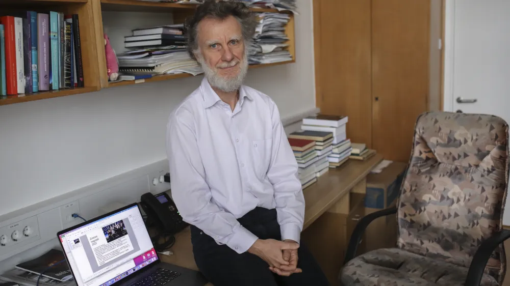 - 21.12.2022 &ndash; prof.dr. Tomaž Zwitter, astronom - profesor astronomije, astrofizike in kozmologije na Fakulteti za matematiko in fiziko, kjer predava predmeta Astronomska opazovanja in Astronomska spektroskopija.  //FOTO: Jaka Gasar