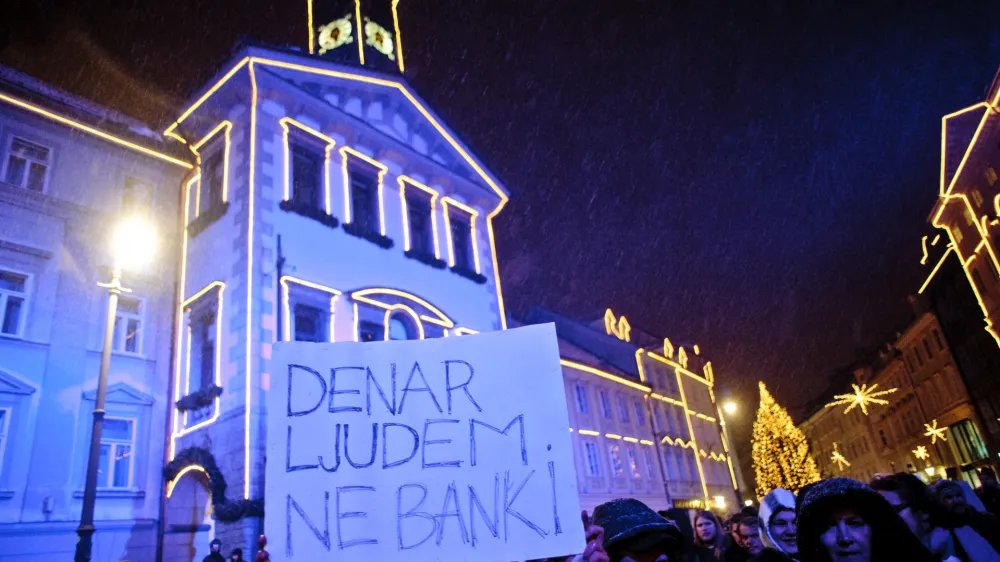 - ilustrativna fotografijabanka, denar, mestna hi&scaron;a v Ljubljani, transparent, zategovanje pasu, varčevalni ukrepi, finančna kriza, kapitalizem- Ljubljana 2012 - protest proti politični in županski eliti v Sloveniji 2012 - GOTOVI SO! - shod na Kongresnem trgu - pohod po ljubljani//FOTO: Tomaž Zajel&scaron;nik