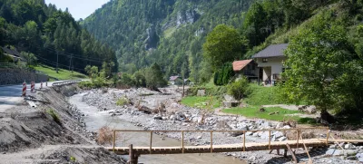 Povsod v zgornji Mežiški dolini in tudi drugod na Koroškem je treba pri čiščenju naplavin uporabljati ustrezno zaščitno opremo. Rezultati prvih odvzetih vzorcev so namreč pokazali, da so vrednosti potencialno strupenih elementov, predvsem svinca, precej presežene. Foto: STA