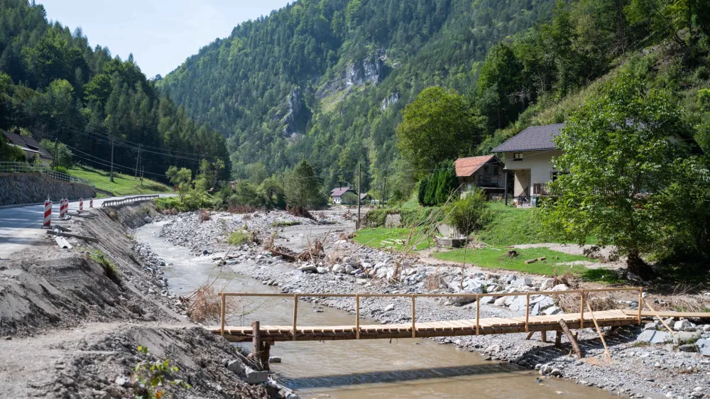 Povsod v zgornji Meži&scaron;ki dolini in tudi drugod na Koro&scaron;kem je treba pri či&scaron;čenju naplavin uporabljati ustrezno za&scaron;čitno opremo. Rezultati prvih odvzetih vzorcev so namreč pokazali, da so vrednosti potencialno strupenih elementov, predvsem svinca, precej presežene. Foto: STA