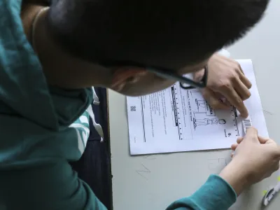 - Osnovna &scaron;ola Valentina Vodnika v Ljubljani - razred - učilnica - osnovno&scaron;olci - učenci - &scaron;olstvo    - 07.05.2015 - Nacionalno preverjanje znanja (NPZ) v osnovnih &scaron;olah - pisno preverjanje znanja iz maternega jezika za učence 6. in 9. razreda -    //FOTO: Jaka Gasar