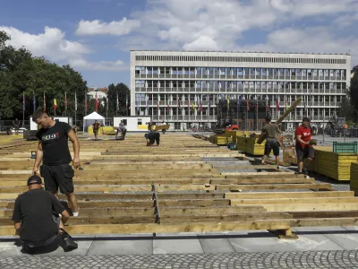 Včeraj so že začeli postavljati teni&scaron;ko igri&scaron;če na novi lokaciji.&nbsp;