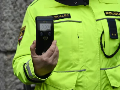 - preizkus alkoholiziranosti - alkotest, alkohol v prometu, policija - 06.12.2022 - policisti Postaje prometne policije Ljubljana vr&scaron;ili postopke preizkusov alkoholiziranosti voznikov v prometu na Kotnikovi ulici pred poslopjem Agencije za varnost prometa - //FOTO: Nik Erik Neubauer
