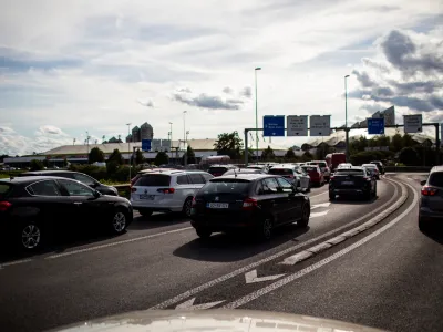 - 08.08.2023 &ndash; Kolona vozil v kroži&scaron;ču Tomačevo pred tekmami v Stožicah. //FOTO: Bojan Velikonja