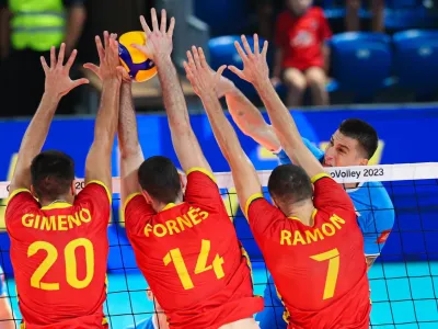 Slovenski reprezentant Klemen Čebulj (desno) je tudi na tekmi s &Scaron;panijo brez težav prebijal njen obrambni blok.