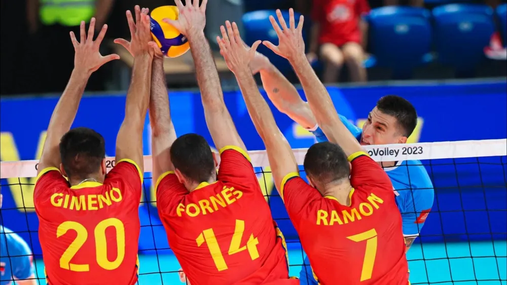 Slovenski reprezentant Klemen Čebulj (desno) je tudi na tekmi s &Scaron;panijo brez težav prebijal njen obrambni blok.