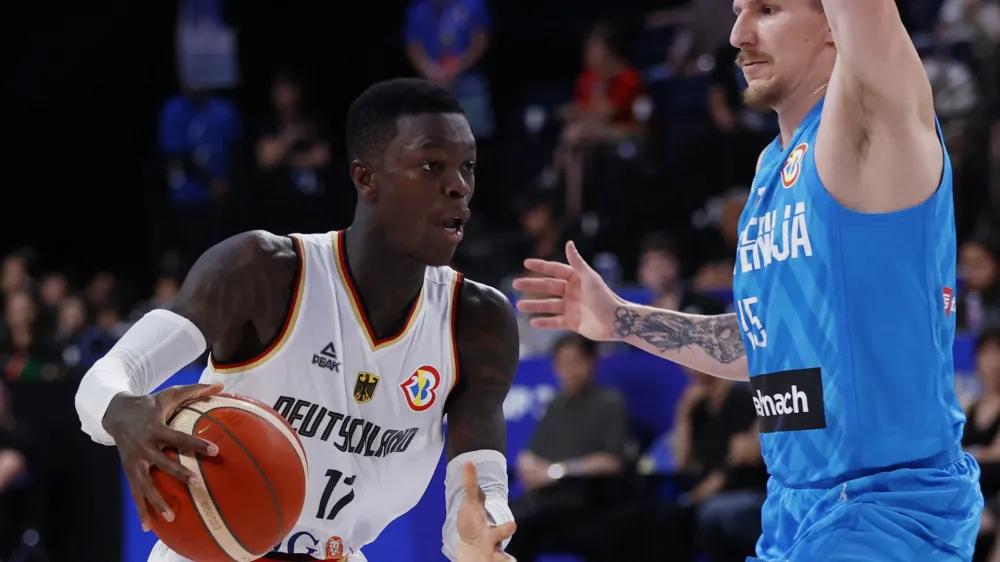Dennis Schr&ouml;der (levo) je bil s 24 točkami in desetimi asistencami glavni krvnik slovenske reprezentance na drugi tekmi drugega dela svetovnega prvenstva.