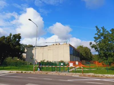 Sanacija strehe in telovadnice na O&Scaron; Franceta Pre&scaron;erna Kranj naj bi bila zaključena konec septembra. Do takrat bodo učenci telovadili v bližji voja&scaron;nici.