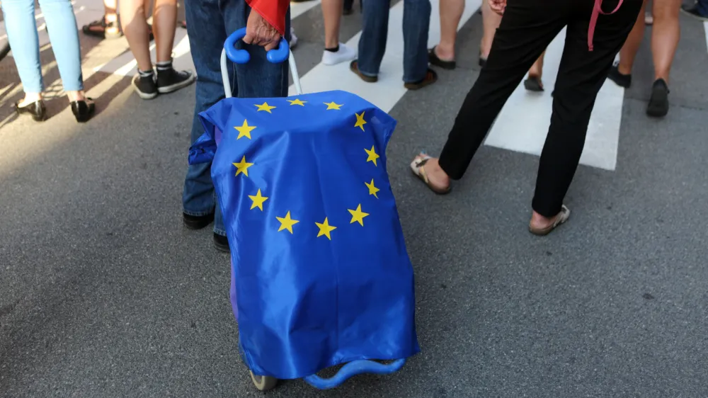 07.07.2016 - ?- simbolična fotografija - Evropa - evropska zastava - EU - Evropska unija - shod v organizaciji gibanja za aktivno državljanstvo Puntarji pred poslopjem vlade na Gregorčičevi 25 v zvezi z zadnjim dogajanjem v Luki.  //FOTO: Luka Cjuha./FOTO: Luka Cjuha