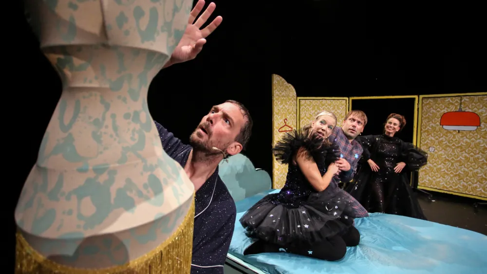 Sanje so čisto svoja resničnost s svojimi zakonitostmi, kar je navdihnilo Neboj&scaron;o Pop-Tasića, da je napisal muzikal Polna luna, ki pred gledalce razgrinja nenavaden svet sanj.