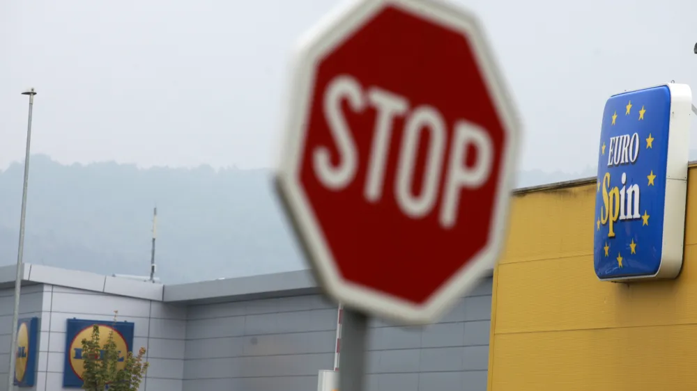 Po skupni povr&scaron;ini prodajnih mest na prebivalca je slovenski maloprodajni trg s prehrano eden najbolj konkurenčnih v Evropi. Kako majhne so razlike med trgovci, nakazuje podatek o popisu hrane kmetijskega ministrstva.