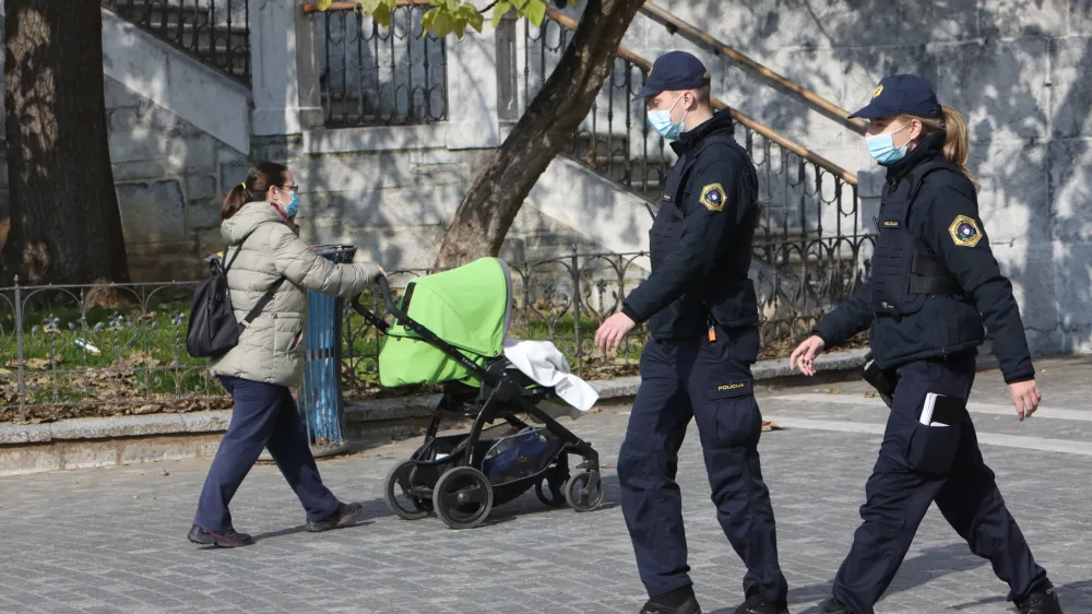 Kr&scaron;iteljem epidemiolo&scaron;kih predpisov bodo vrnili že plačano globo, odprti postopki pa se bodo ustavili.