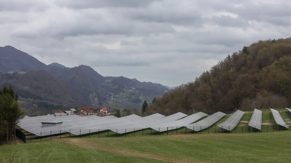 Ena izmed največjih sončnih elektrarn v Sloveniji, Prapretno pri Hrastniku, je v prvem letu svojega delovanja proizvedla za 5,7 odstotka električne energije več od načrtovane, kar zado&scaron;ča za letno oskrbo približno 900 slovenskih gospodinjstev.