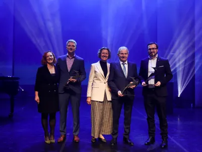 dobitnik bronaste gazele 2022 - Ana in Marko Čulig, direktor podjetja STATUS (dolenjska gazela 2022)<br>dobitnik zlate gazele 2022 - Marta in Franc Pi&scaron;ek, direktor podjetja Pi&scaron;ek-Vitli Krpan (savinjsko-zasavska gazela 2022)<br>dobitnik srebrne gazele 2022 - Rok Kralj, direktor prodaje v podjetju ETREL (gazela osrednje Slovenije 2022)<br><br>- 26.10.2022 - 22. Slovenska GAZELA 2022 &ndash; regijski izbor najbolj&scaron;ih najhitreje rastočih podjetij v organizaciji časnika Dnevnik &ndash; sklepna prireditev in podelitev priznanj zlate, srebrne in bronaste gazele 2022 v Cankarjevem domu<br> <br>//FOTO: Bojan Velikonja