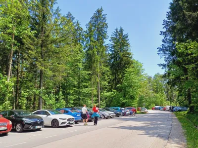 Plačljivo parkiranje pod Jo&scaron;tom, ki bi moralo biti urejeno že pred poletjem, se po novem obeta &scaron;ele ob koncu leta.