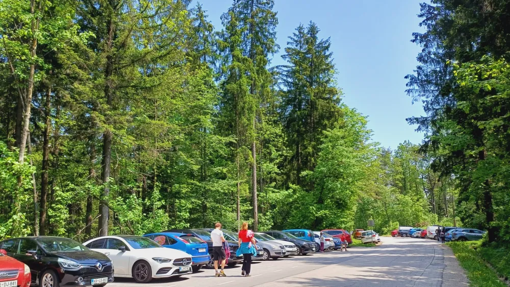 Plačljivo parkiranje pod Jo&scaron;tom, ki bi moralo biti urejeno že pred poletjem, se po novem obeta &scaron;ele ob koncu leta.