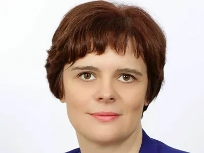 &raquo;V kolektivih, ki se utapljajo v slabih odnosih in zamerah, sodelavci občutijo vsak svojo bolečino kot neskončno breme,&laquo; meni dr. Damjana Pondelek.<br><br>