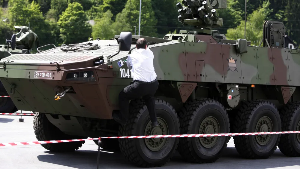 - Tovarna Gorenje INDOP &Scaron;o&scaron;tanj, del proizvodnje - oklepno kolesno vozilo 8 x 8 Patria za potrebe Slovenske vojske (SV)- leto in pol od začetka proizvodnje slovenskih osemkolesnikov poročali o rezultatihna področjih prenosa tehnologije, razvoja in proizvodnje oklepnih vozil  /FOTO: Bojan VelikonjaOPOMBA: ZA OBJAVO V ČASOPISU DNEVNIK