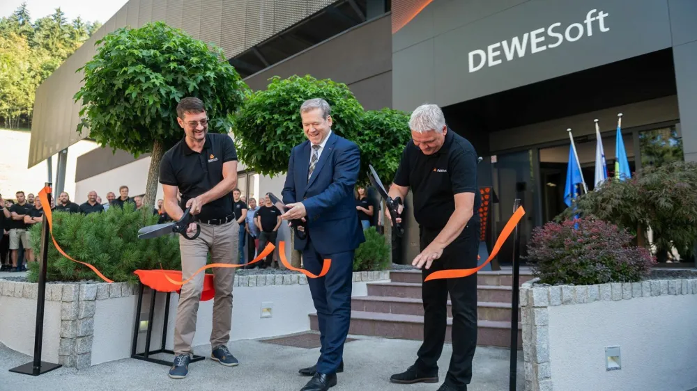 Minister za visoko &scaron;olstvo, znanost in inovacije dr. Igor Papič je ob odprtju novih prostorov slavnostno prerezal trak s soustanoviteljema podjetja dr. Juretom Knezom (levo) in Andrejem Orožnom (desno). F Dewesoft