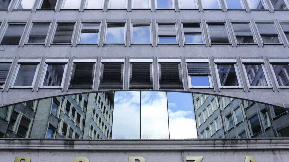 Da bi k nakupu obveznic spodbudili večje &scaron;tevilo vlagateljev, bi bile smiselne kraj&scaron;e ročnosti, pogostej&scaron;a izplačila obresti &ndash; na pol leta &ndash; in nekatere druge prilagoditve. Dobro bi bilo tudi, da bi jih lahko kupovali na po&scaron;ti, bankah in spletnih platformah, ne le prek borze. Fotografija je simbolična.