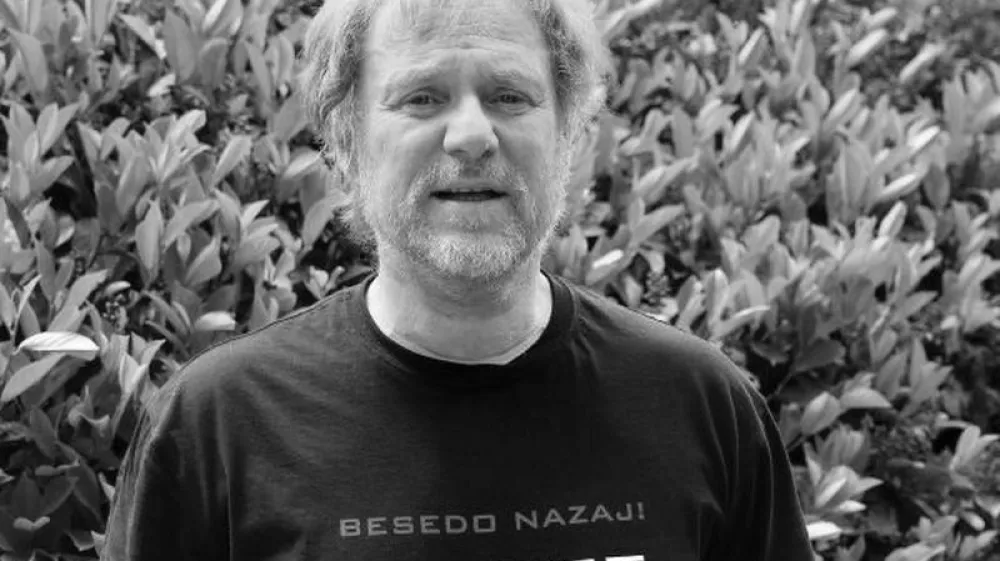 Sa&scaron;o Hribar. Slovenski novinar, radijski voditelj in komik.