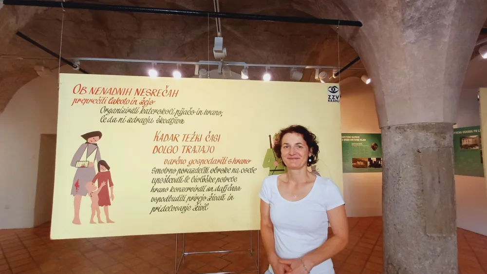 Dr. Monika Rogelj iz Gorenjskega muzeja pred enim od razstavljenih panojev iz 70. let s &scaron;e vedno aktualno vsebino. Ilustracije zanje je izdelala akademska slikarka Melita Vovk.