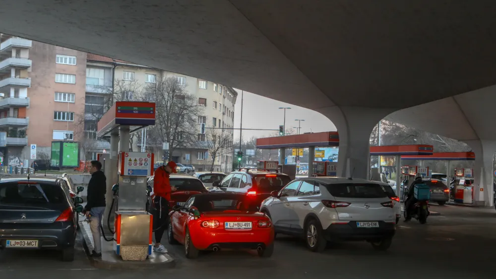 - 07.03.2022  Bencinska črpalka Petrol - podraitev bencina //FOTO: Luka Cjuha.