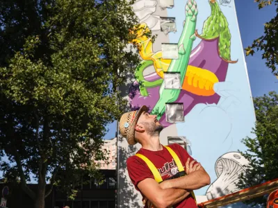 - italijanski umetnik Cibo10.09.2023. - Italijanski umetnik Cibo ustvarja mural na stavbi zraven kina &Scaron;i&scaron;ka ob brezplačnih delavnicah ulične umetnosti YAFE mladinska umetnost za zemljo.//FOTO: Bojan Velikonja