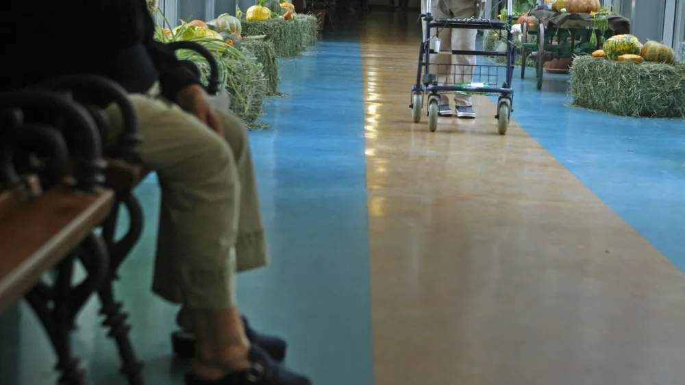 simbolična fotografija - starej&scaron;i občani - starostniki - - Dom starej&scaron;ih občanov DSO Fužine v Ljubljani 2013, Nove Fužine 40 - //FOTO: Bojan Velikonja