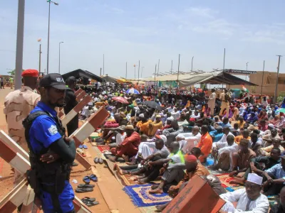 Nigeriens perform their Friday prayers in front of the French army base in Niamey, Niger September 8, 2023. REUTERS/Mahamadou Hamidou NO RESALES. NO ARCHIVES.