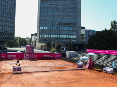 - Prazno igri&scaron;če na Trgu Republike kjer so odpovedali tekme do nadaljnega zaradi neustreznosti terena.- 11.09.2023. - WTA125 Zavarovalnica Sava Ljubljana 2023, teni&scaron;ki turnir v Ljubljani.//Foto: Bojan Velikonja