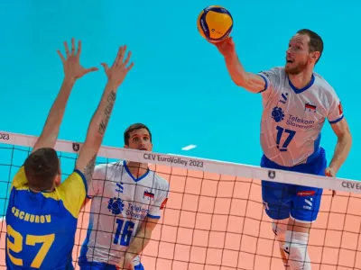 Kapetan Tine Urnaut (desno) je Slovenijo &scaron;e tretjič zapored popeljal na zaključni turnir evropskega prvenstva.