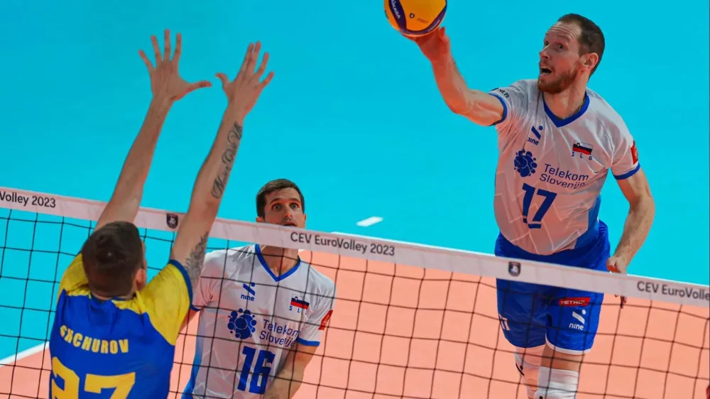 Kapetan Tine Urnaut (desno) je Slovenijo &scaron;e tretjič zapored popeljal na zaključni turnir evropskega prvenstva.