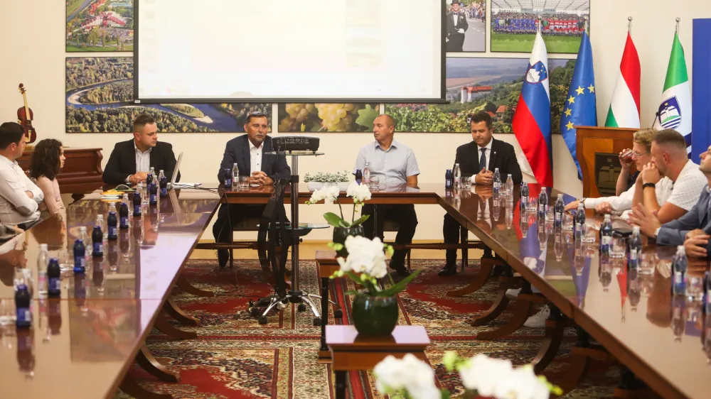 - odgovorni urednik Dnevnika Miran Lesjak.- župan občine Lendava Janez Magyar- 14.09.2023 - 23. Slovenska GAZELA 2023 &ndash; regijski izbor najbolj&scaron;ih najhitreje rastočih podjetij v organizaciji časnika Dnevnik &ndash; razglasitev Dravsko-pomurske gazele v Lendavi - //FOTO: Bojan Velikonja