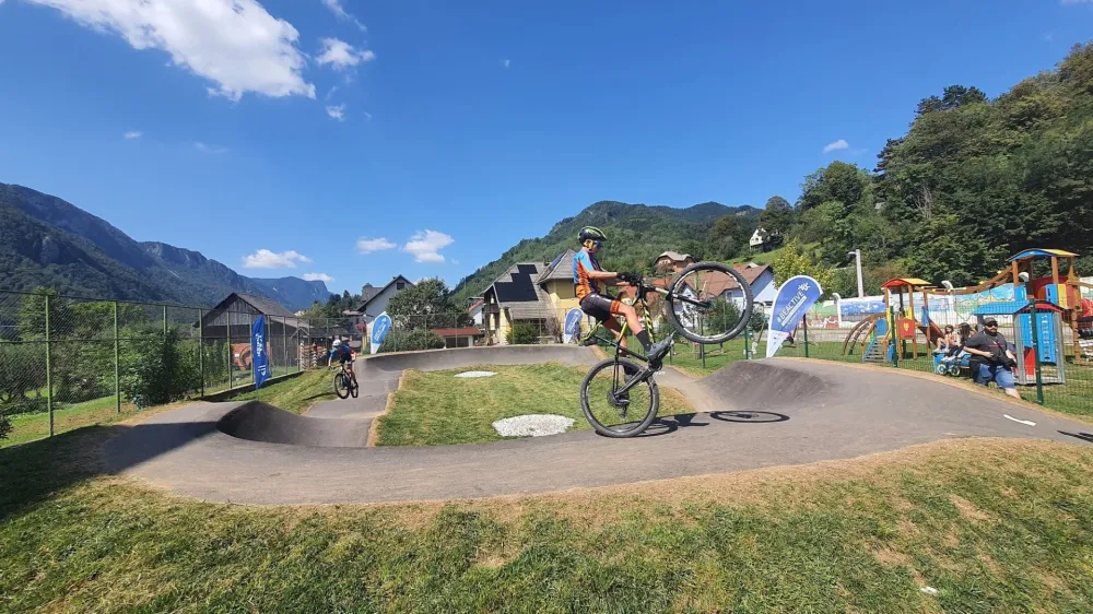 Kolopark ob stavbi TVD Partizan je namenjen otrokom in mladini, po njem pa se lahko vozijo s kolesi, poganjalčki, skiroji, rolerji in rolkami. Foto: Eva Branc