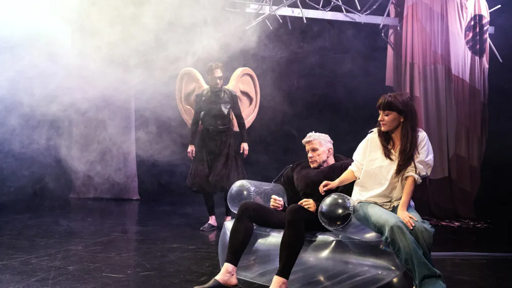 Pre&scaron;ernovo gledali&scaron;če Kranj, 2023: <br>Lea Kukovičič - avtorski projekt<br>ZADNJI HAMLET<br>Koprodukcija z Zavodom Bunker