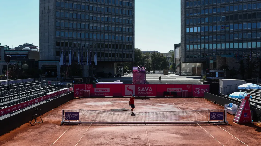 - Prazno igri&scaron;če na Trgu Republike kjer so odpovedali tekme do nadaljnega zaradi neustreznosti terena.- 11.09.2023. - WTA125 Zavarovalnica Sava Ljubljana 2023, teni&scaron;ki turnir v Ljubljani.//Foto: Bojan Velikonja
