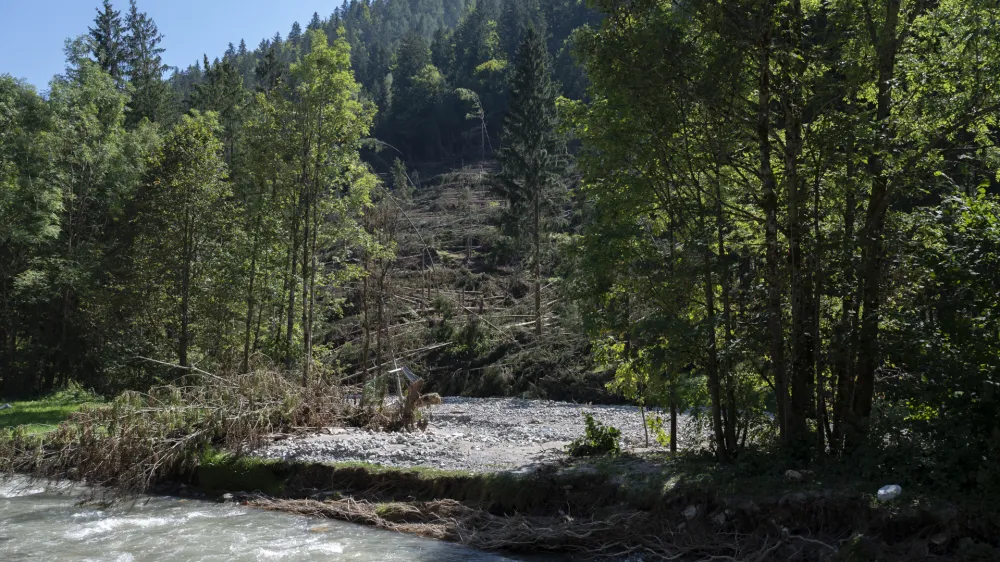 Kljub pomanjkanju denarja je direkciji za vode uspelo izvesti kar nekaj ureditev na hudourni&scaron;kih odsekih. Toda večinoma je &scaron;lo za vzdrževalna dela. Zgradili so le tri nove hudourni&scaron;ke pregrade. Fotografija je simbolična.